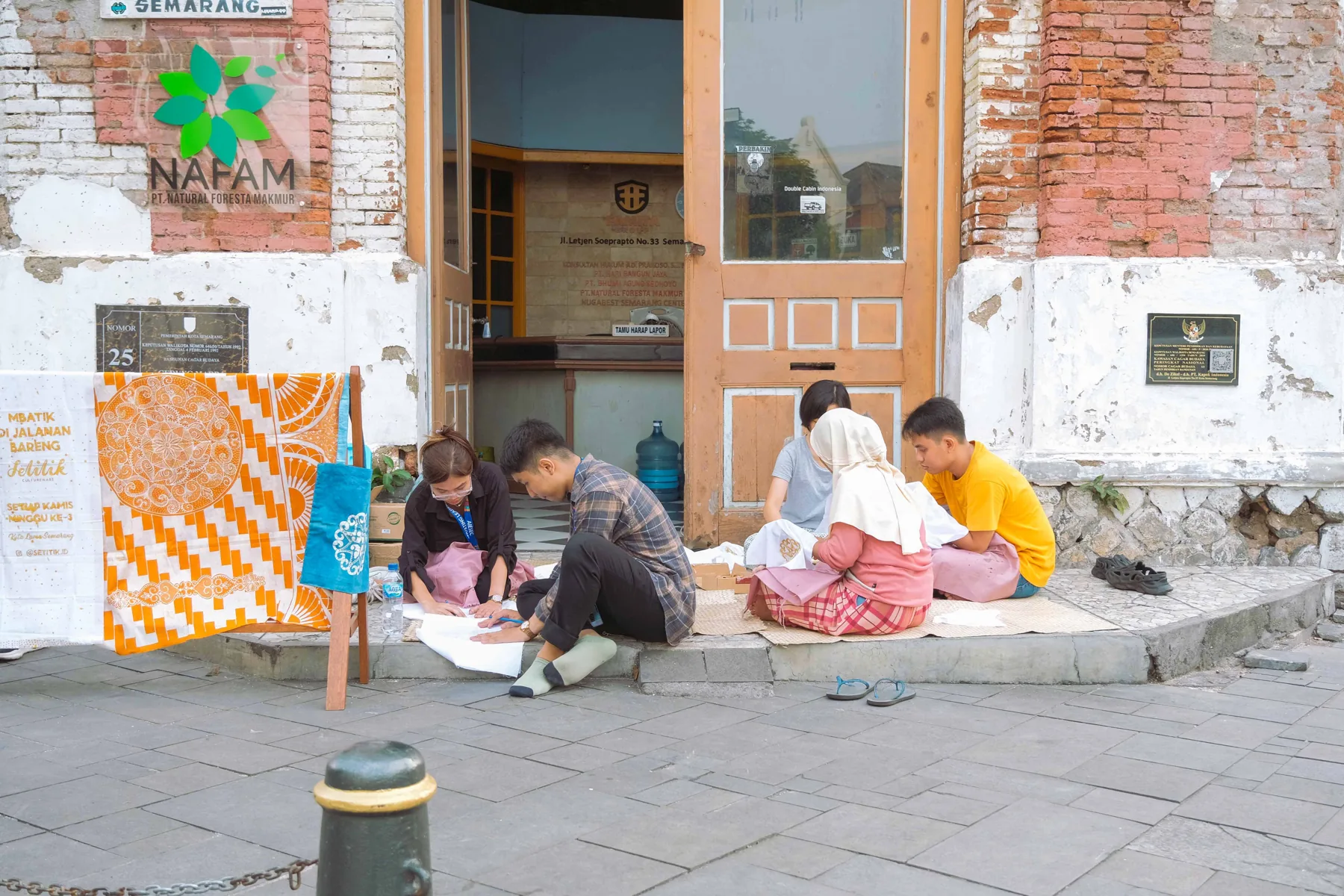 Peserta belajar menggunakan canting di depan bangunan Kota Lama