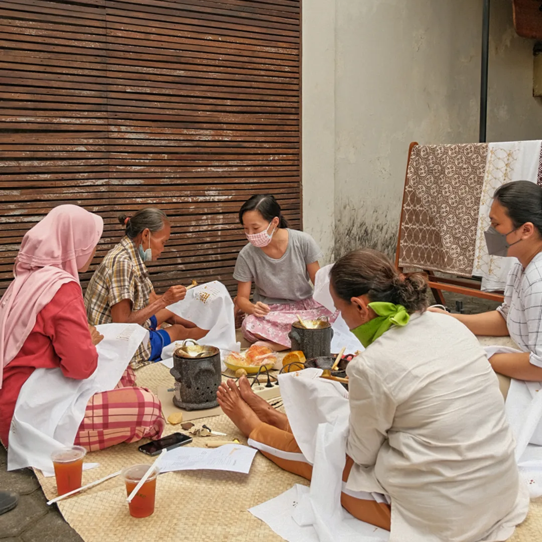Peserta duduk melingkar belajar membatik bersama