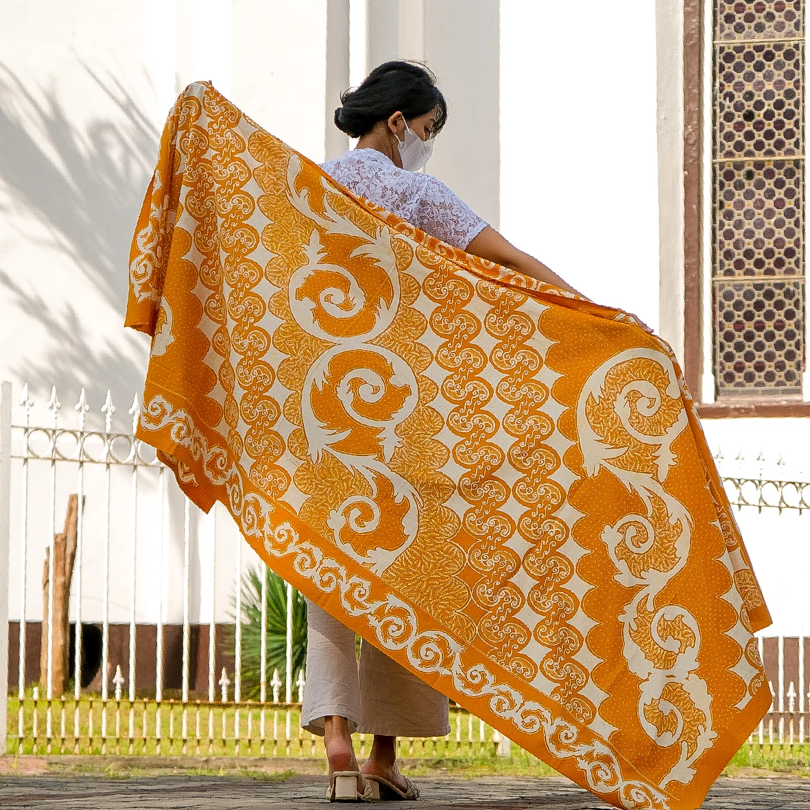 Batik Tulis Blenduk Setitik dikenakan di kawasan Gereja Blenduk